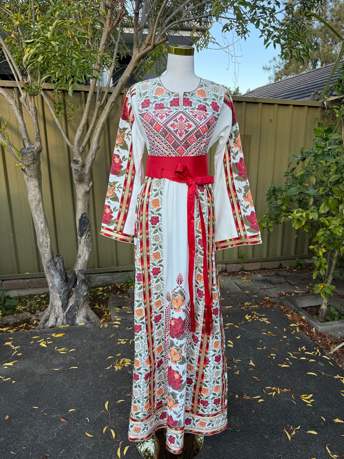 Warda of Palestine Thobe