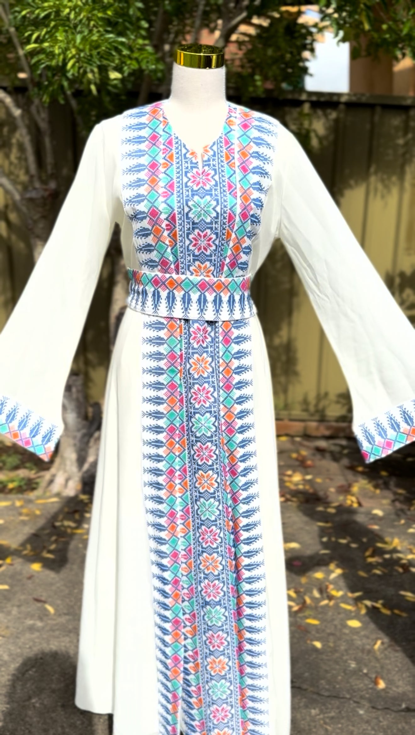 Blue and White Sarwa Thobe