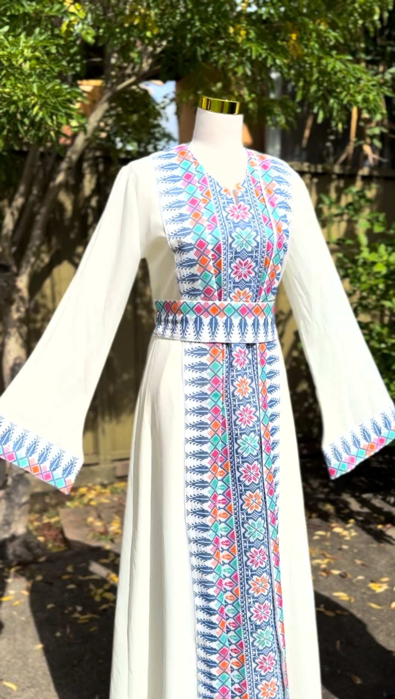 Blue and White Sarwa Thobe