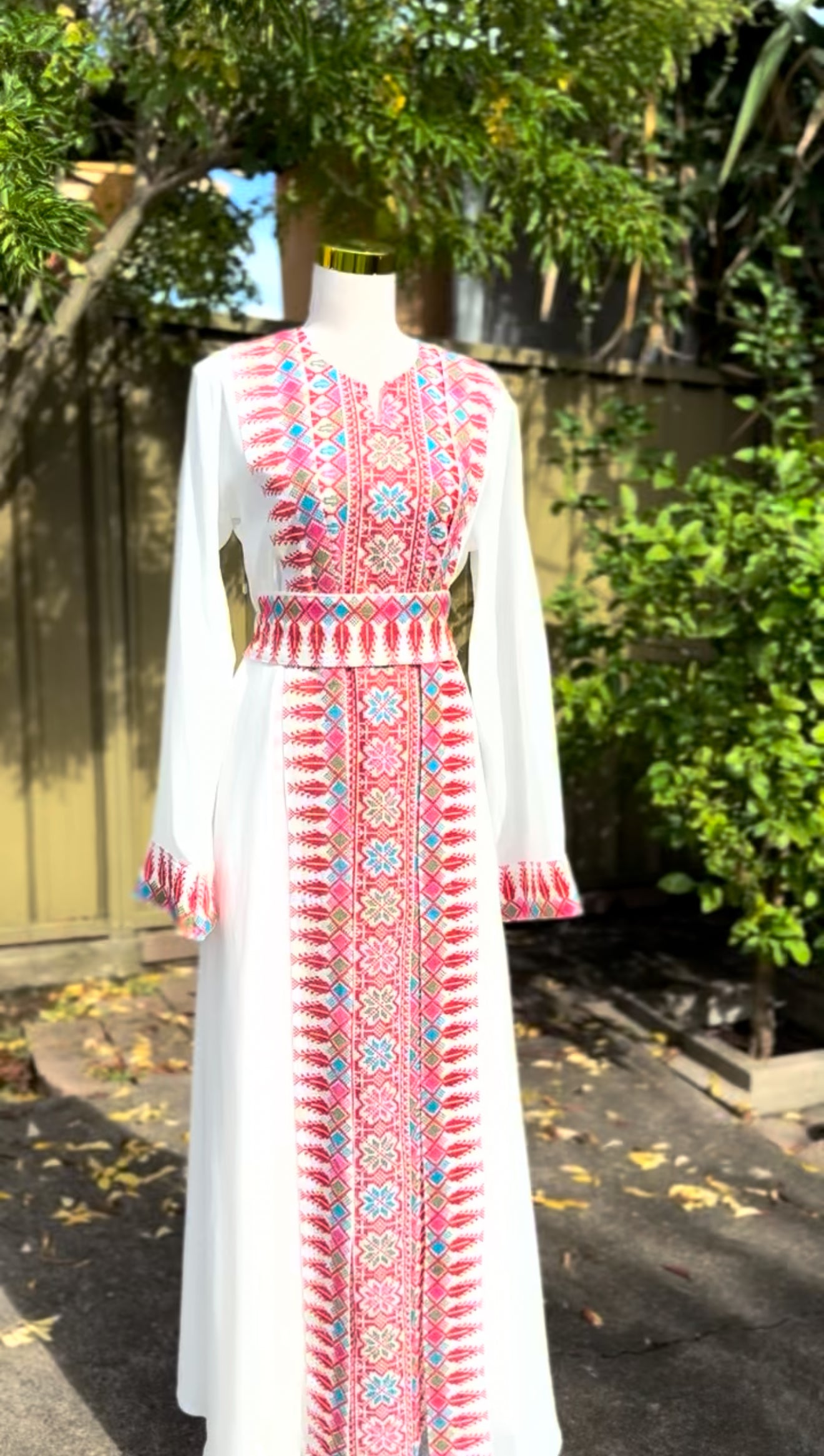 White and Red Sarwa Thobe