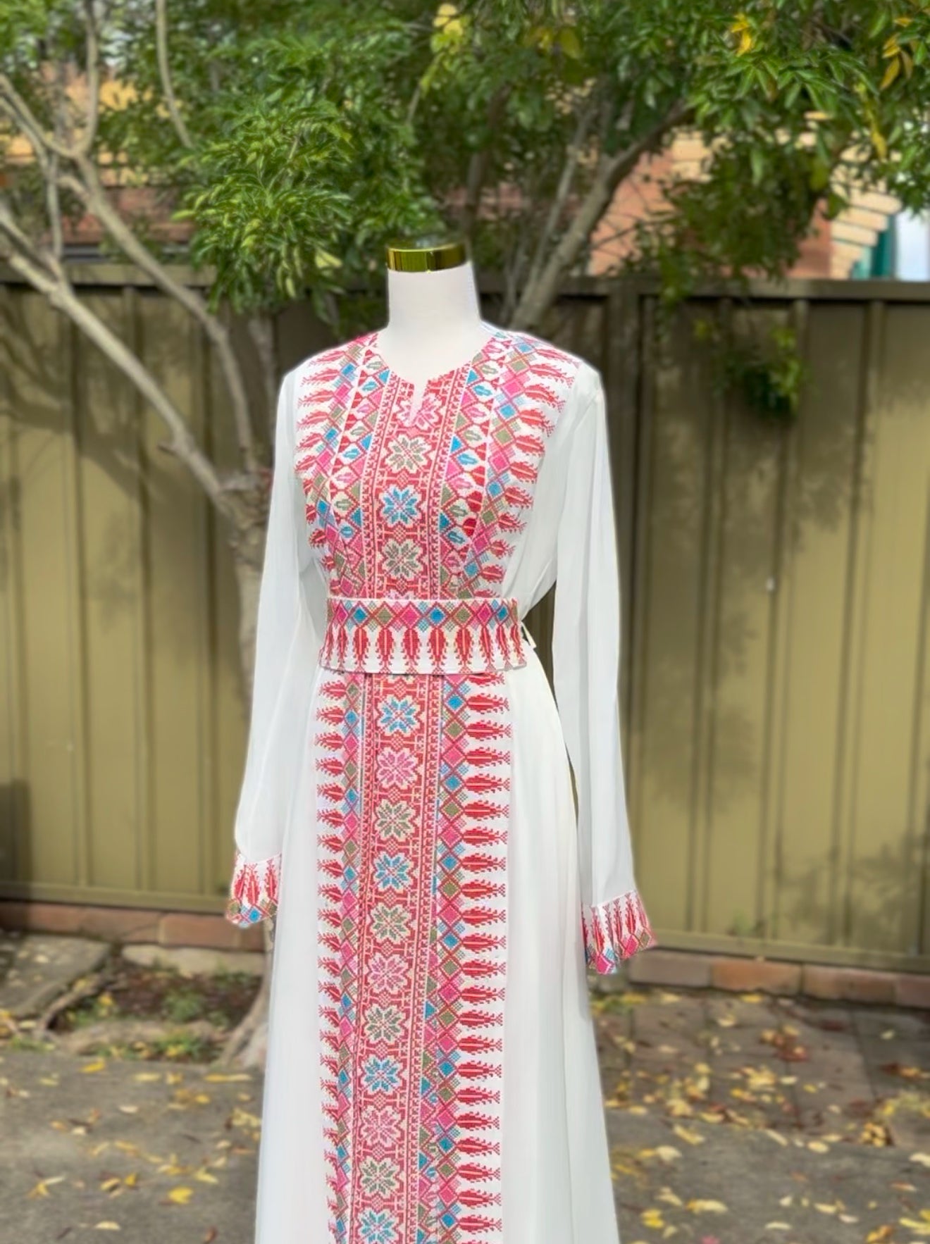 White and Red Sarwa Thobe